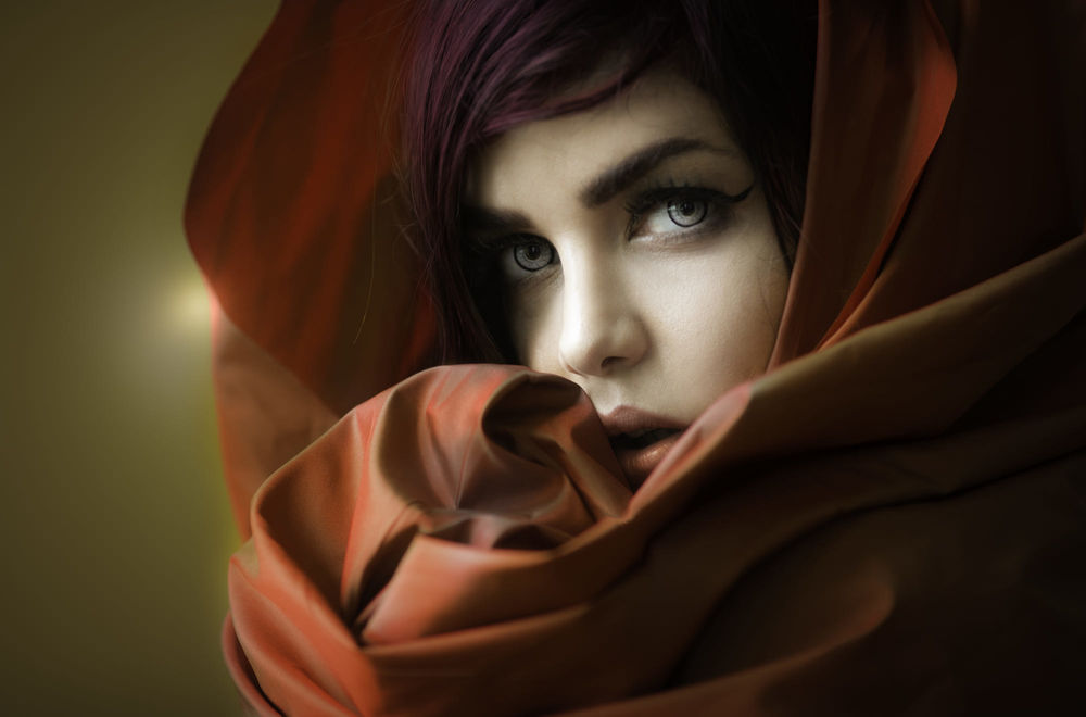 Обои для рабочего стола Модель Topaz Arbell в красном платке. Фотограф Joachim Bergauer