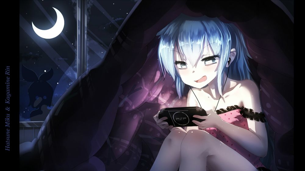 Обои для рабочего стола Вокалоид Хатсунэ Мику / Hatsune Miku, спрятавшись ночью под одеялом, играет в азартную игру, а за окном стоит Рин Кагамине / Rin Kagamine, by bai yemend