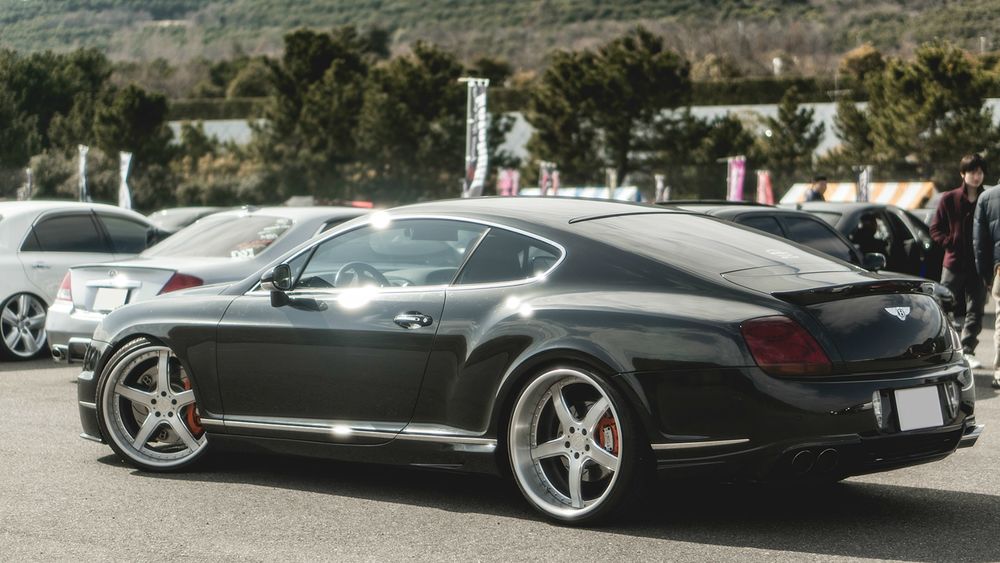 Обои для рабочего стола Bentley Continental GT на парковке