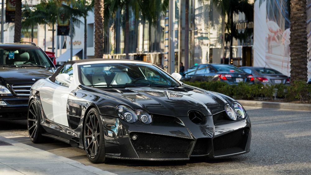 Обои для рабочего стола Mercedes-Benz SLR McLaren припаркованный на улице города