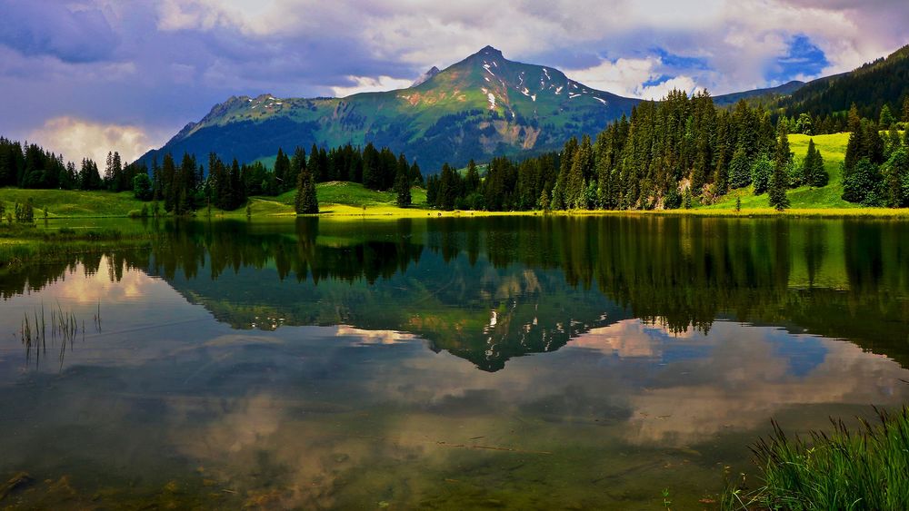 Обои для рабочего стола Красивый горный пейзаж отражающийся на ровной глади озера