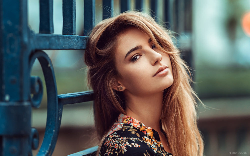 Обои для рабочего стола Модель Meline стоит у ограды, фотограф Lods Franck