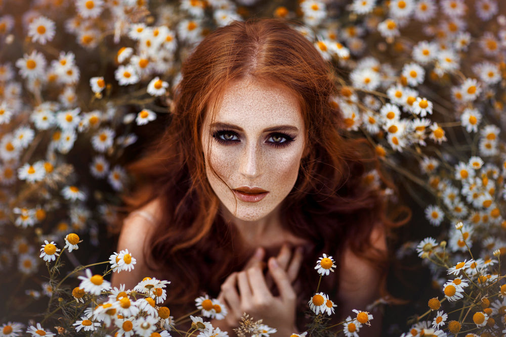 Обои для рабочего стола Девушка Svenja Lugano Mureno в ромашках, фотограф Melanie Dietze