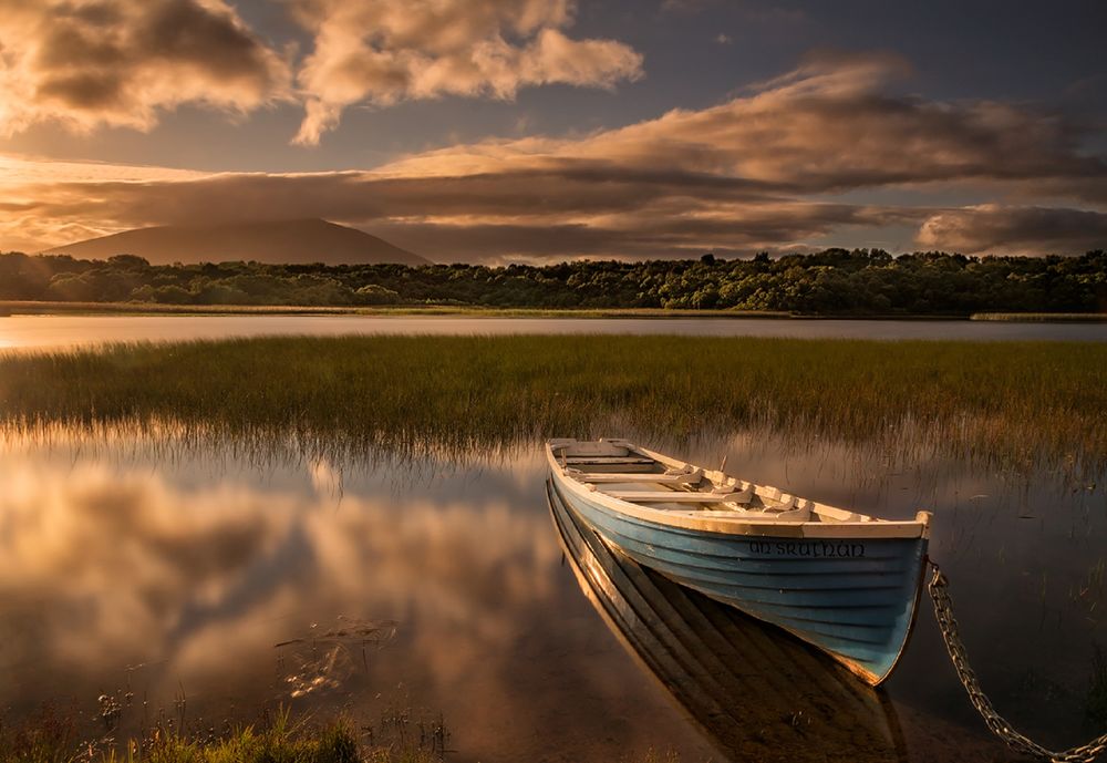 Обои для рабочего стола Лодка на озере у берега, Ireland / Ирландия, фотограф Stawomir Majchrzak