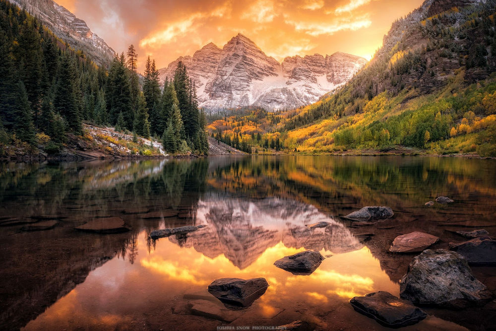 Обои для рабочего стола Maroon Lake / озеро Марун ранней осенью в окружении леса и гор, фотограф Joshua Snow