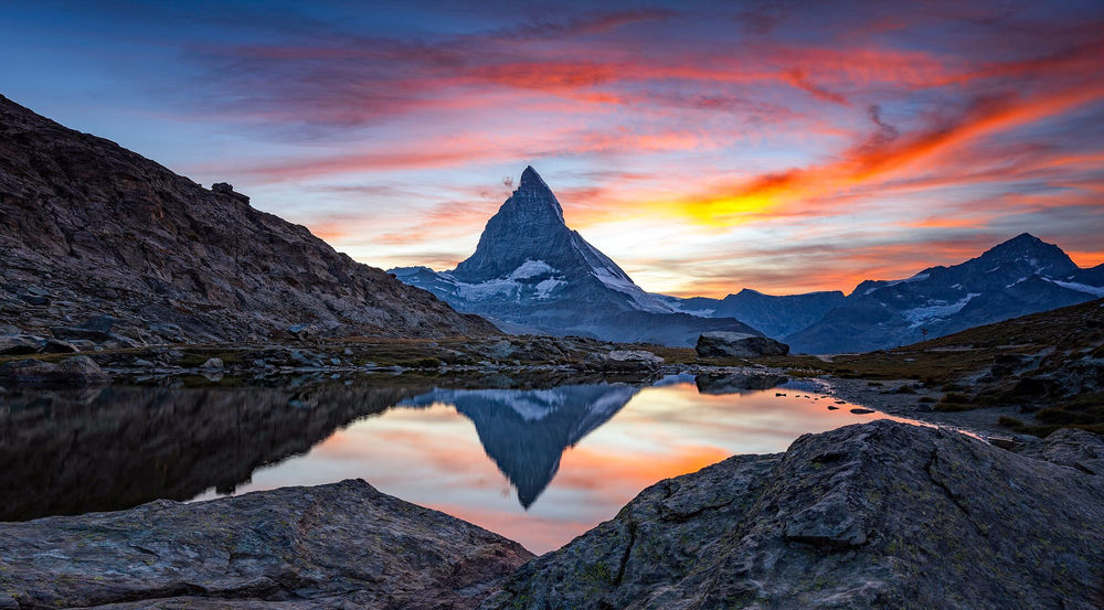 Обои для рабочего стола Небо на закате над вершиной Matterhorn / Маттерхорн у озера Риффельзе, фотограф Timothy Poulton