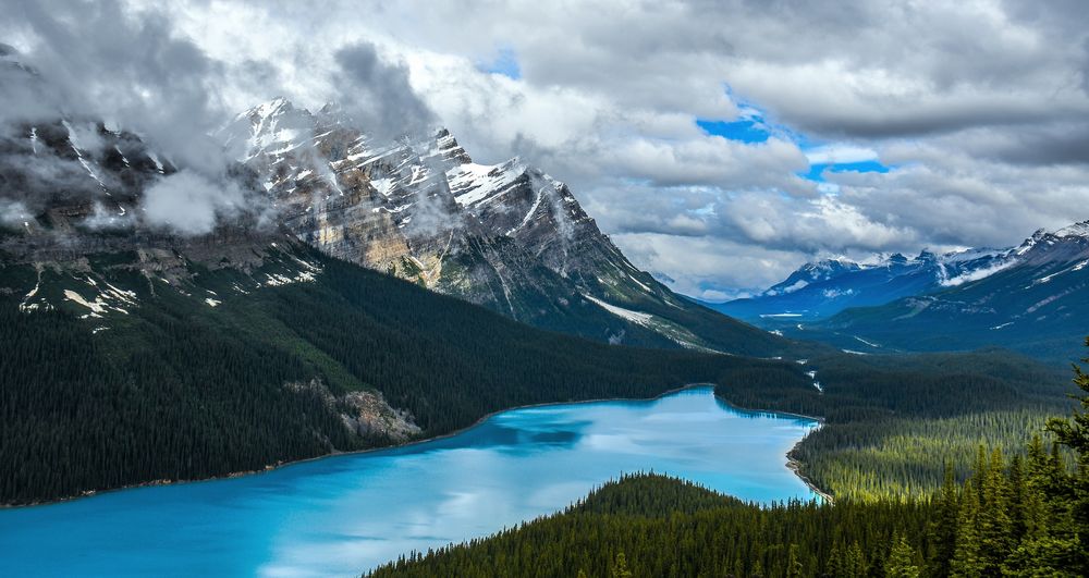Обои для рабочего стола Горное озеро в Канаде / Canada