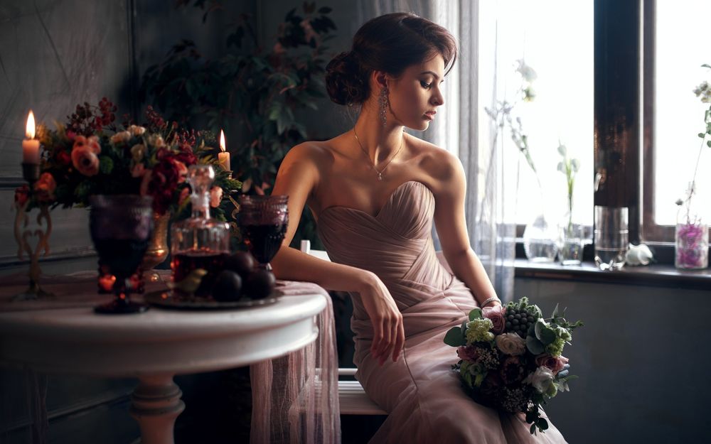 Обои для рабочего стола Модель Kristina Zolotareva сидит у стола с букетом цветов. Фотограф Maks Kuzin