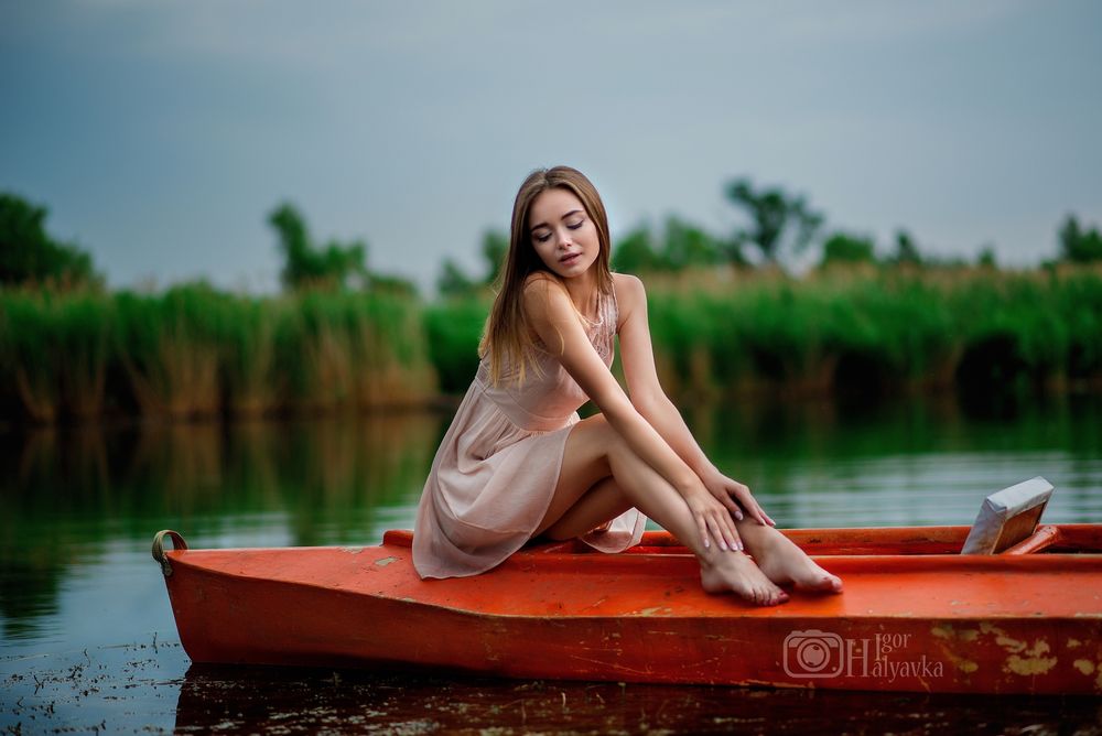 Обои для рабочего стола Девушка сидит на лодке, фотограф Igor Halyavka