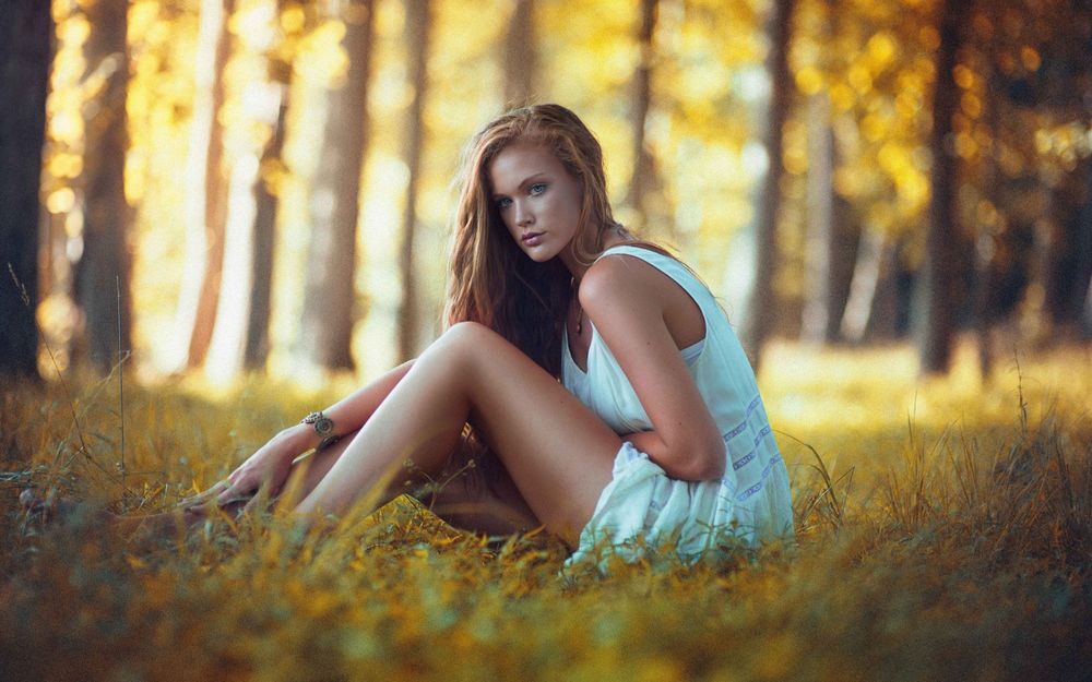 Обои для рабочего стола Модель Lindsey W. сидит на траве. Фотограф Isai Zepeda