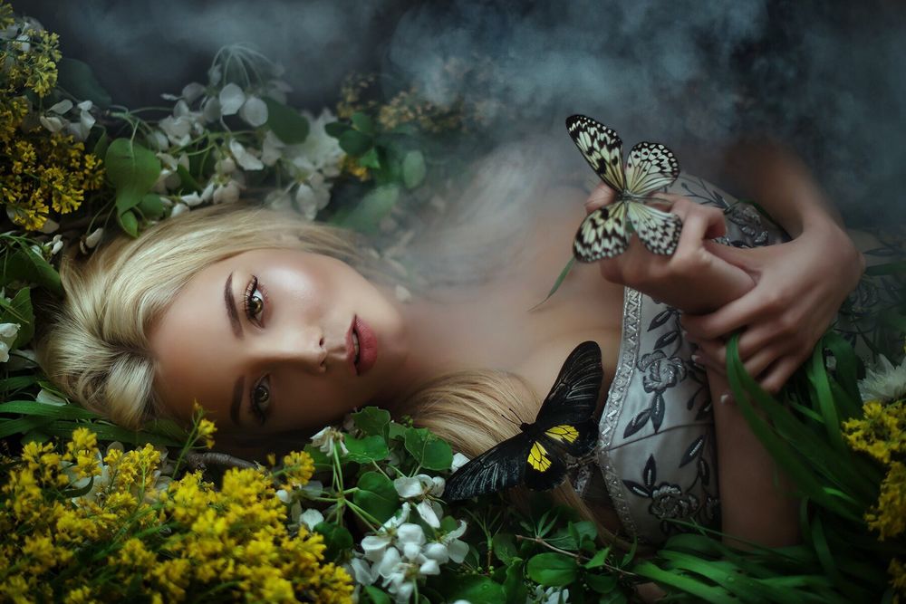 Обои для рабочего стола Модель Катерина Ширяева лежит в цветах с бабочками, фотограф Мария Липина