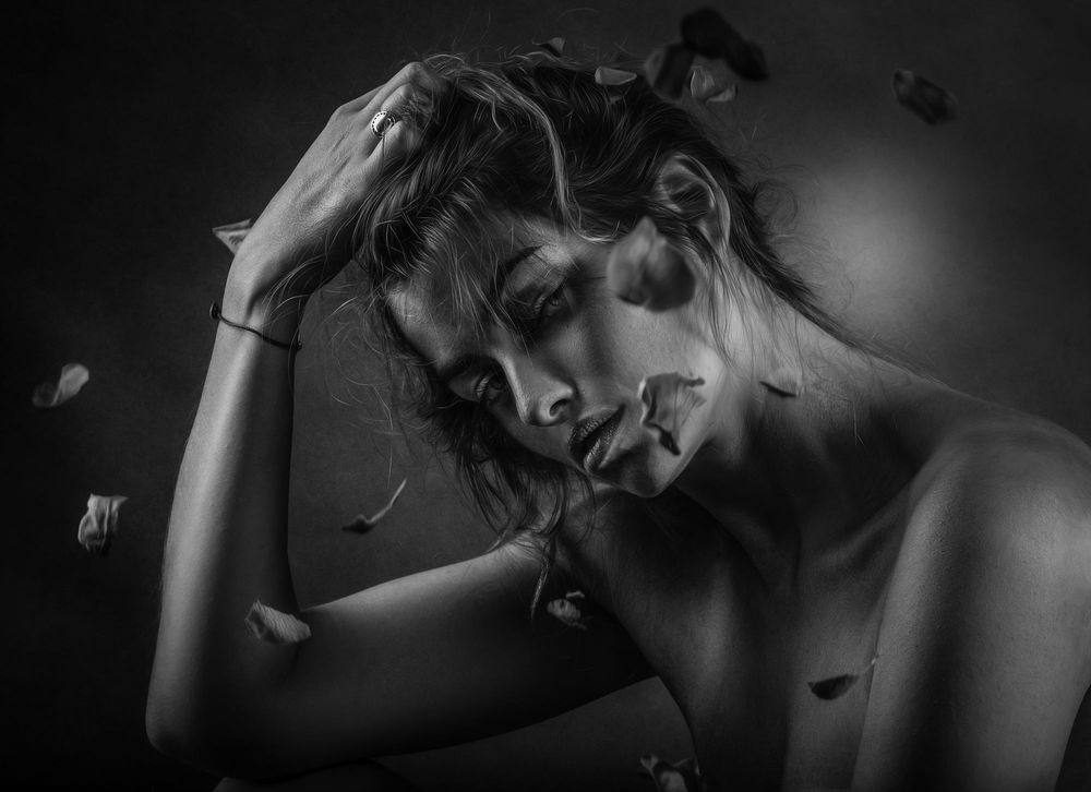 Обои для рабочего стола Девушка под падающей осенней листвой. Фотограф Joachim Bergauer