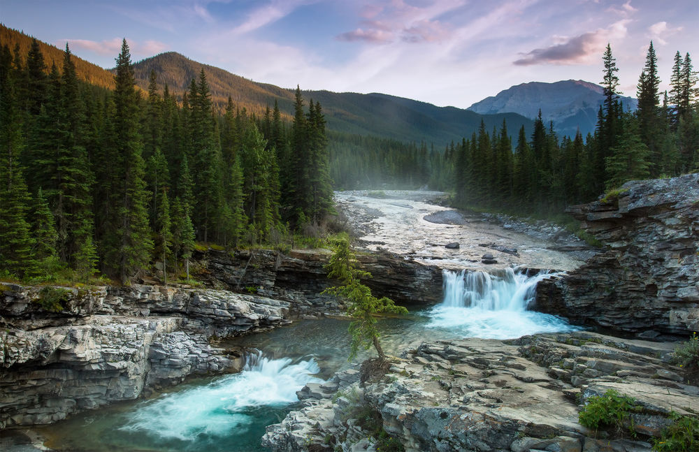 Обои для рабочего стола Закат на водопаде Sheep River falls в предгорьях Скалистых гор. Фотограф Evgeny