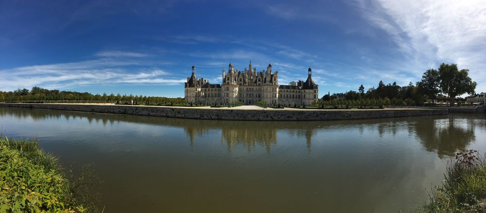 Обои для рабочего стола Замок Шамбор, Франция / Chateau de Chambord, France, на фоне неба и отражения в водах реки Луары, by Kyskool