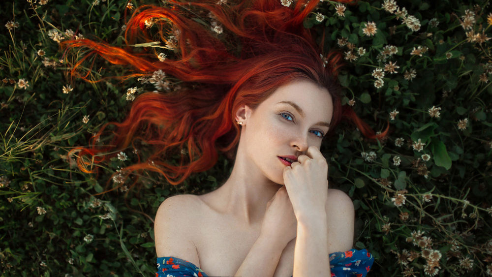 Обои для рабочего стола Модель Юля лежит на траве, фотограф Alexey Slesarev
