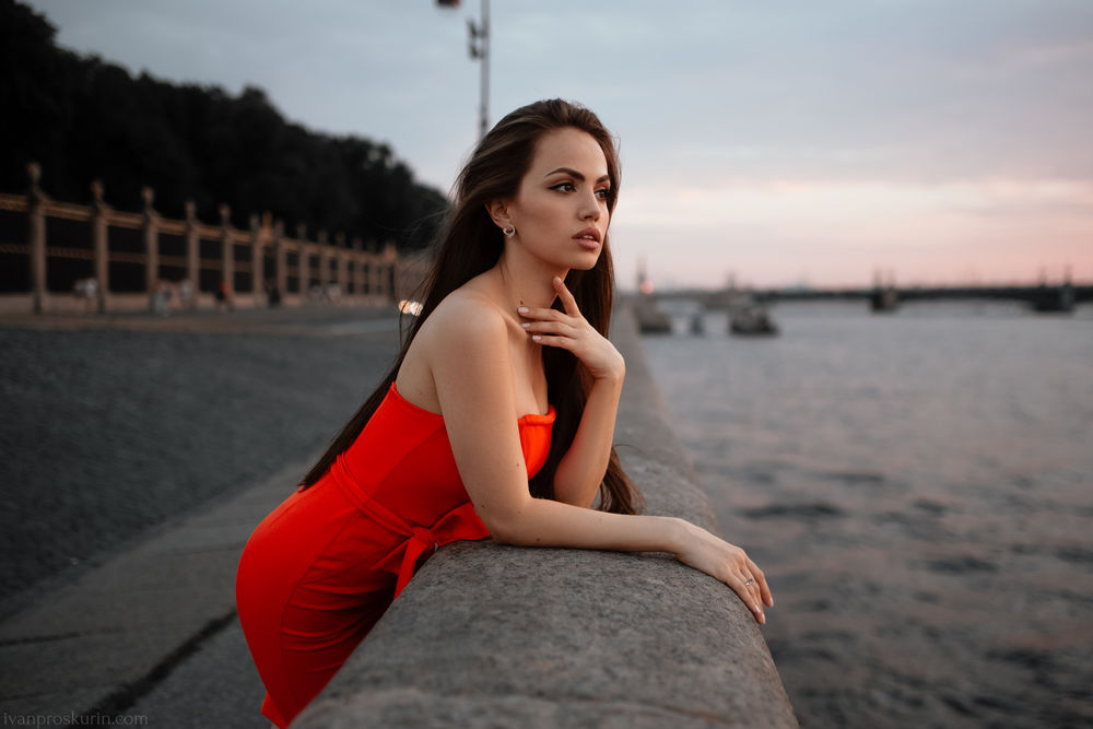 Обои для рабочего стола Модель Земфира Исмаилова в красном платье стоит у парапета на берегу реки, фотограф Иван Проскурин