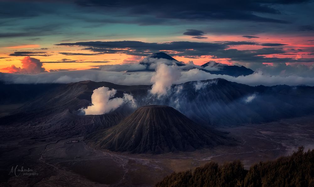 Обои для рабочего стола Облака над вулканами на рассвете, Java island, Indonesia / остров Ява, Индонезия, фотограф Алексей Самойленко