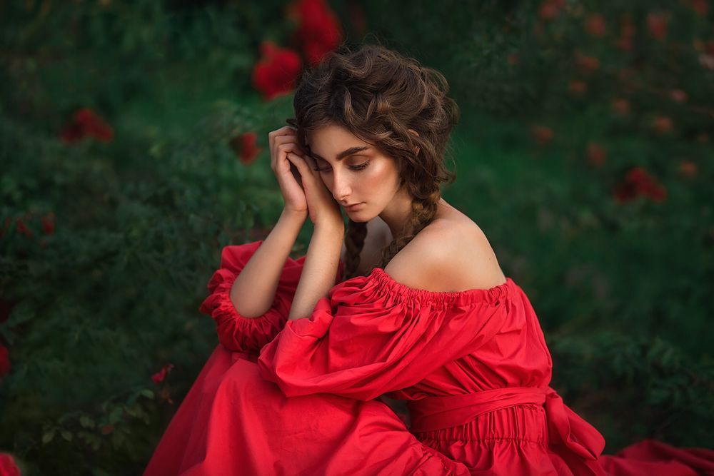 Обои для рабочего стола Модель Алла в красном платье сидит на фоне сада. Фотограф Бармина Анастасия