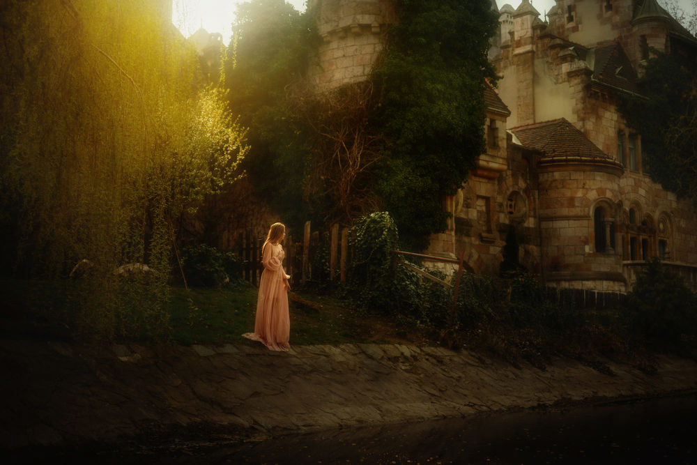 Обои для рабочего стола Модель Victoria Yore стоит у замка. Фотограф TJ Drysdale