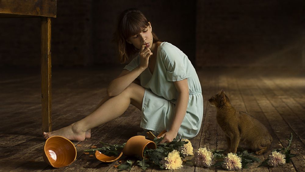 Обои для рабочего стола Девушка с кошкой сидит на полу, by Вячеслав Щербаков