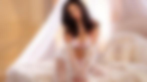 Обои на рабочий стол Американская Jelena Jensen / Елена Йенсен в легкой накидке позирует, сидя на кровати, by Holly Randall