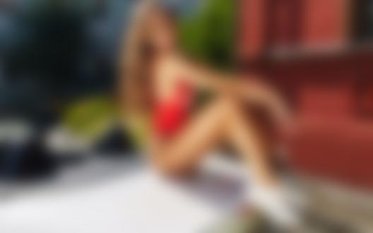 Обои на рабочий стол Девушка в очках и купальнике сидит на авто, фотограф Evgeny Demenev
