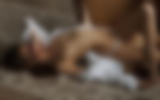 Обои для рабочего стола Модель Энже Сайфуллина лежит на полу, фотограф Cауле Кха