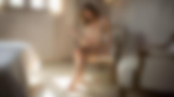 Обои на рабочий стол Симпатичная модель Evelyn Sommer в приспущенном лифчике и в трусиках позирует, сидя на кресле в комнате, by Playboy