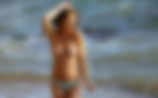 Обои на рабочий стол Полуобнаженная американская эротическая модель Amber Sym / Tara Dane / Tara Price / Tara Marie / Destiny, шагает по воде, растягивая в руках бюстгальтер
