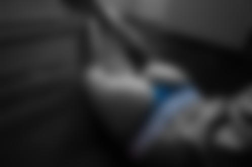 Обои для рабочего стола Девушка в спортивных трусах, болтает ногами с татуировками