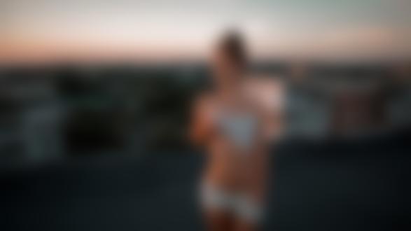 Обои для рабочего стола Модель Алина Заславская на крыше здания, Фотограф Григорий Лифин