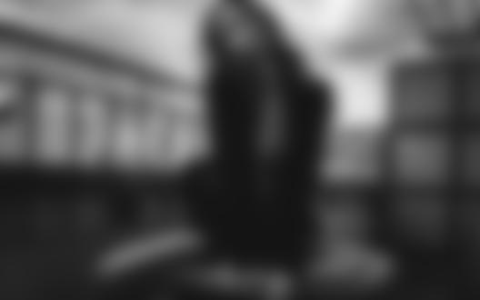 Обои на рабочий стол Модель Каро сидит на балконе, фотограф Miro Hofmann