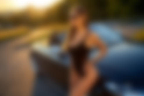 Обои на рабочий стол Девушка в черном купальнике стоит у авто, фотограф Peter Paszternak