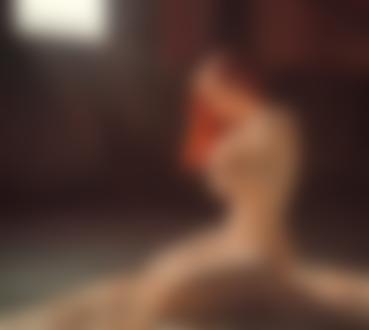 Обои для рабочего стола Обнаженная девушка Ева сидит на полу. Фотограф Альберт Лесной
