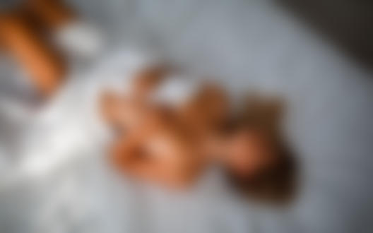Обои для рабочего стола Модель Настя лежит на постели. Фотограф Григорий Лифин