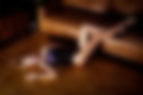 Обои на рабочий стол Модель Анастасия Щеглова лежит на полу. Фотограф Mikhail Yakushev