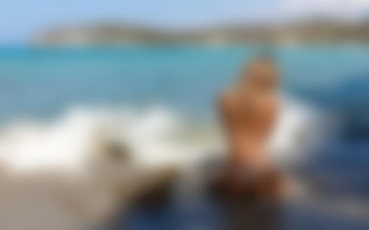 Обои на рабочий стол Девушка сидит у моря. Фотограф Алексей Польский
