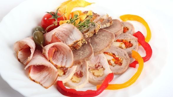 Обои на рабочий стол Нарезка мяса с овощами