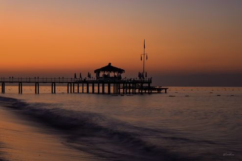 Обои на рабочий стол Пляжный бар на пирсе, в море на рассвете, Antalya, Turkey / Анталья, Турция, фотограф Ali Zeki Kaya