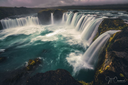 Обои на рабочий стол Годафосс - один из самых известных водопадов Iceland / Исландии. Фотограф Jean-Francois Chaubard