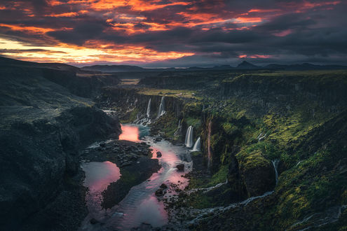 Обои на рабочий стол Каньон Sigoldugljufur / Сиголдулджюфур с водопадами, Iceland / Исландии. Фотограф Jean-Francois Chaubard