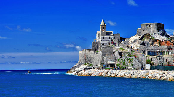 Обои на рабочий стол Ясный день над Лигурией, Италия / Liguria, Italy