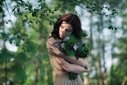 Обои на рабочий стол Девушка Dagmara Wieckowska с букетом сирени. Фотограф Aleksandra Lis