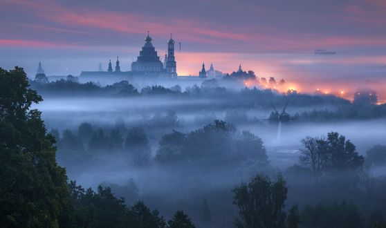 Обои на рабочий стол Новоиерусалимский монастырь в тумане, на рассвете, фотограф Михаил Дубровинский