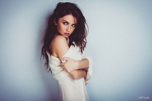 Обои на рабочий стол Модель Aurela Skandaj куда-то смотрит, фотограф David Milev