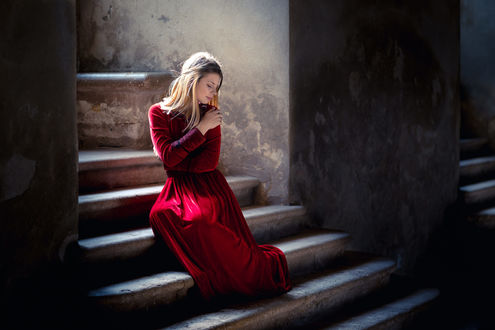 Обои на рабочий стол Девушка в красном платье сидит на ступеньках. Фотограф Vibrant Shots