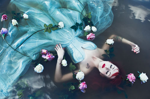 Обои на рабочий стол Модель Terezia Mia в воде в окружении цветов. Фотограф Karolina Ryvolova