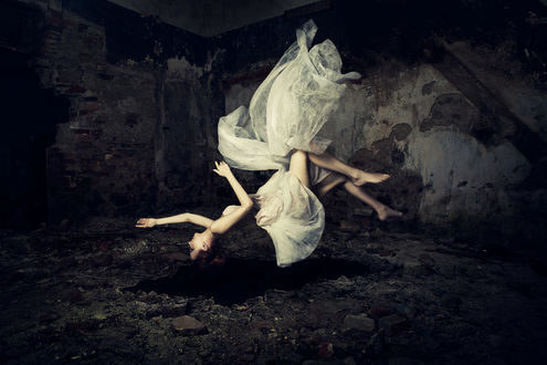 Обои на рабочий стол Девушка парит в воздухе, чешский фотограф Karolina Ryvolova / Каролина Рыволова