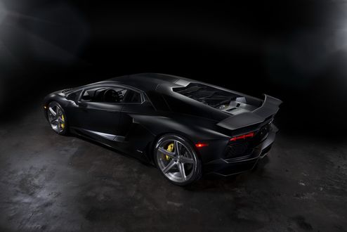 Обои на рабочий стол Черный Lamborghini Aventador на площадке