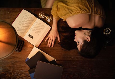 Обои на рабочий стол Девушка спит на полу рядом с книгами, очками и старым телефоном, автор marcusdtray